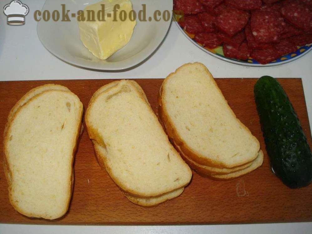 Panini con salsiccia, formaggio e cetriolo - come fare un panino con salsiccia e formaggio, con un passo per passo ricetta foto