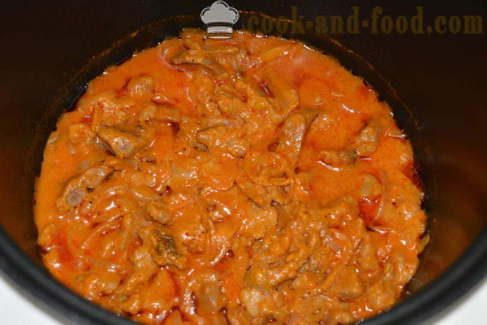 Stroganoff maiale con panna acida e concentrato di pomodoro - come cucinare carne di manzo alla Stroganoff con sugo a multivarka, passo dopo passo ricetta foto