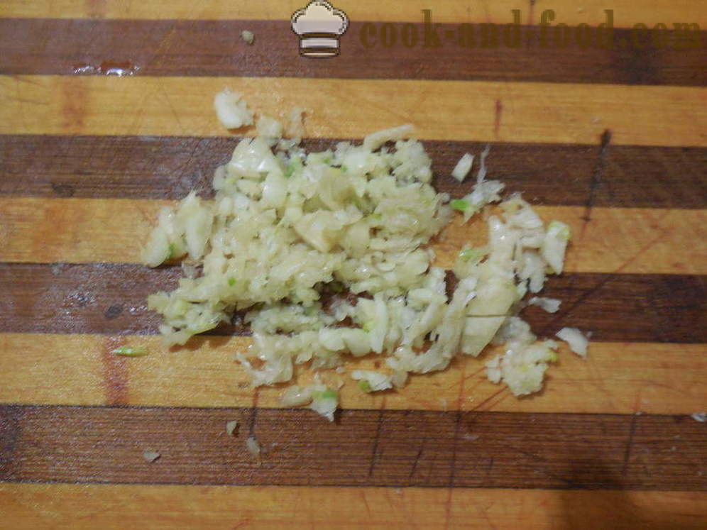 Minestra di verdura con le sarde in salsa di pomodoro in multivarka - come cucinare zuppa di verdure con le acciughe, un passo per passo ricetta foto
