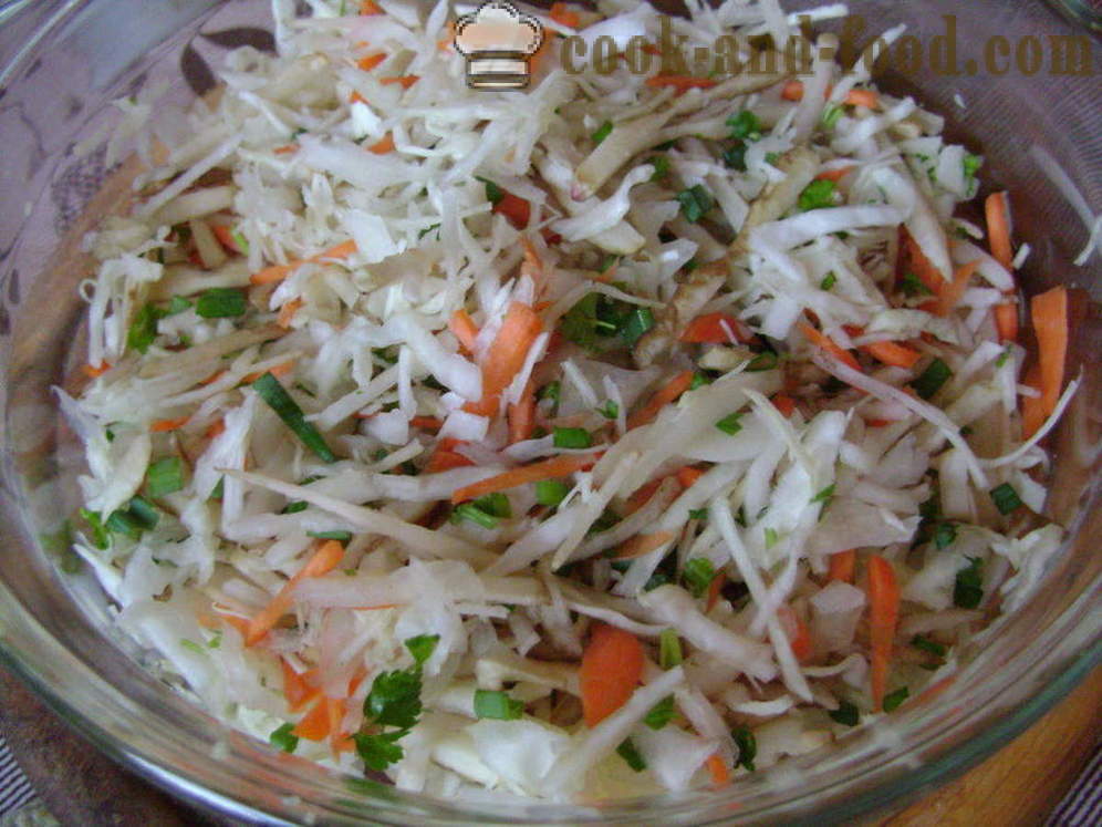 La vitamina insalata di cavolo, carote, topinambur - come fare la vitamina insalata, un passo per passo ricetta foto