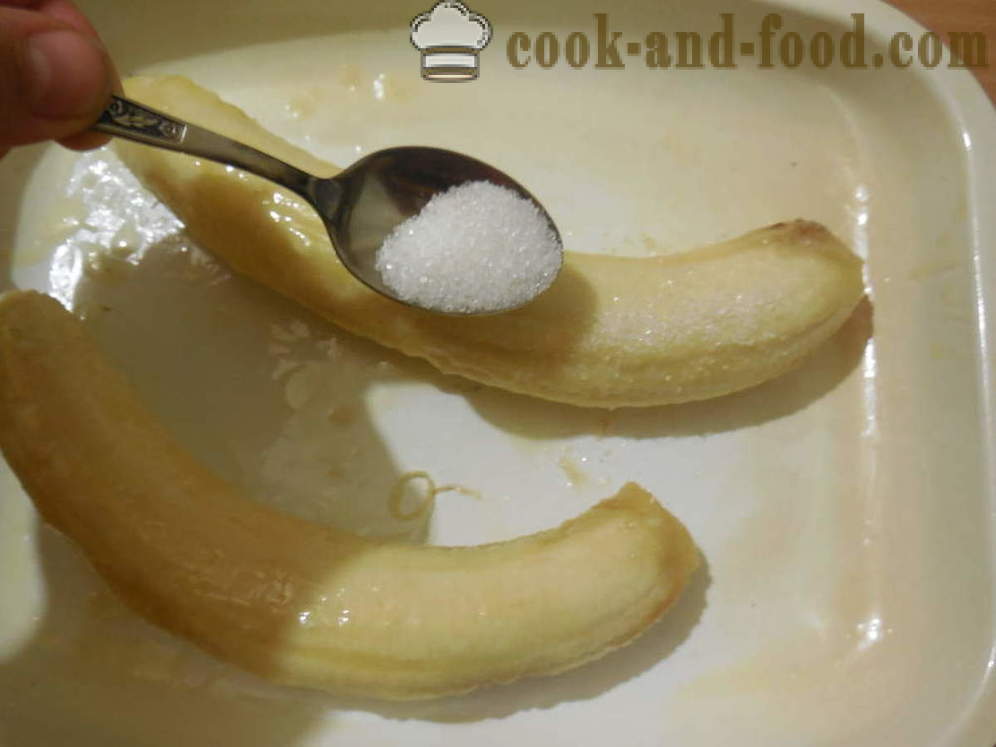 Banane al forno con noci e zucchero - le banane al forno come in forno per dessert, un passo per passo ricetta foto