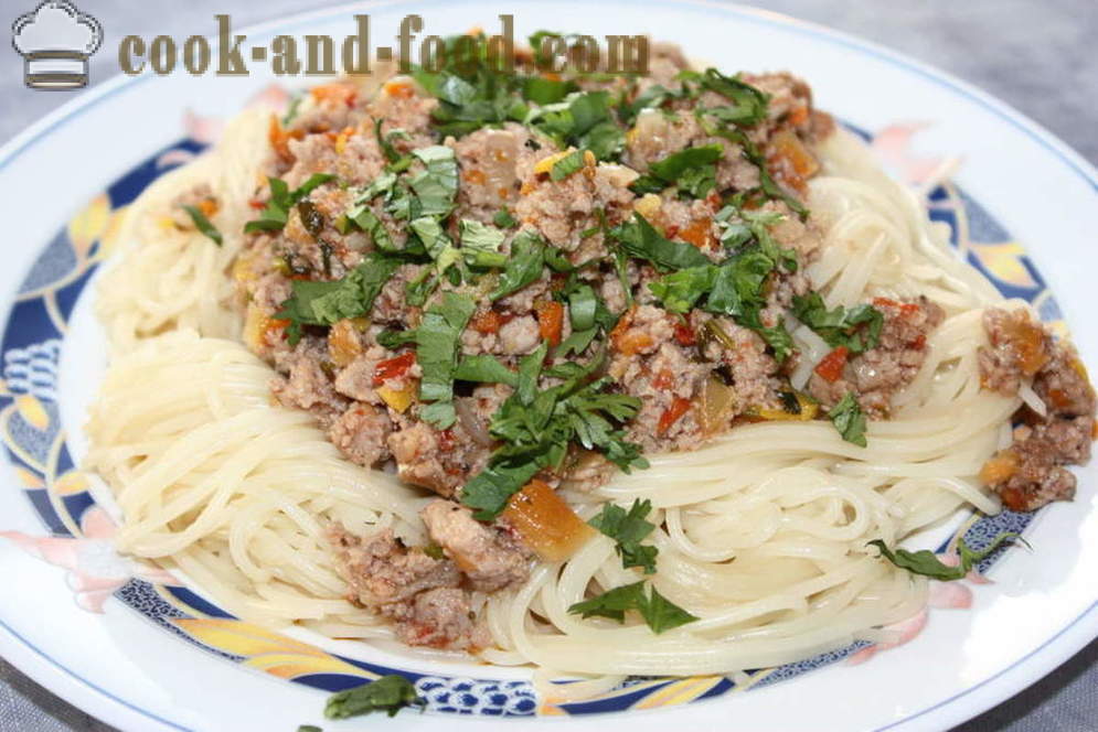 Spaghetti con salsa bolognese - come cucinare gli spaghetti alla bolognese, un passo per passo ricetta foto