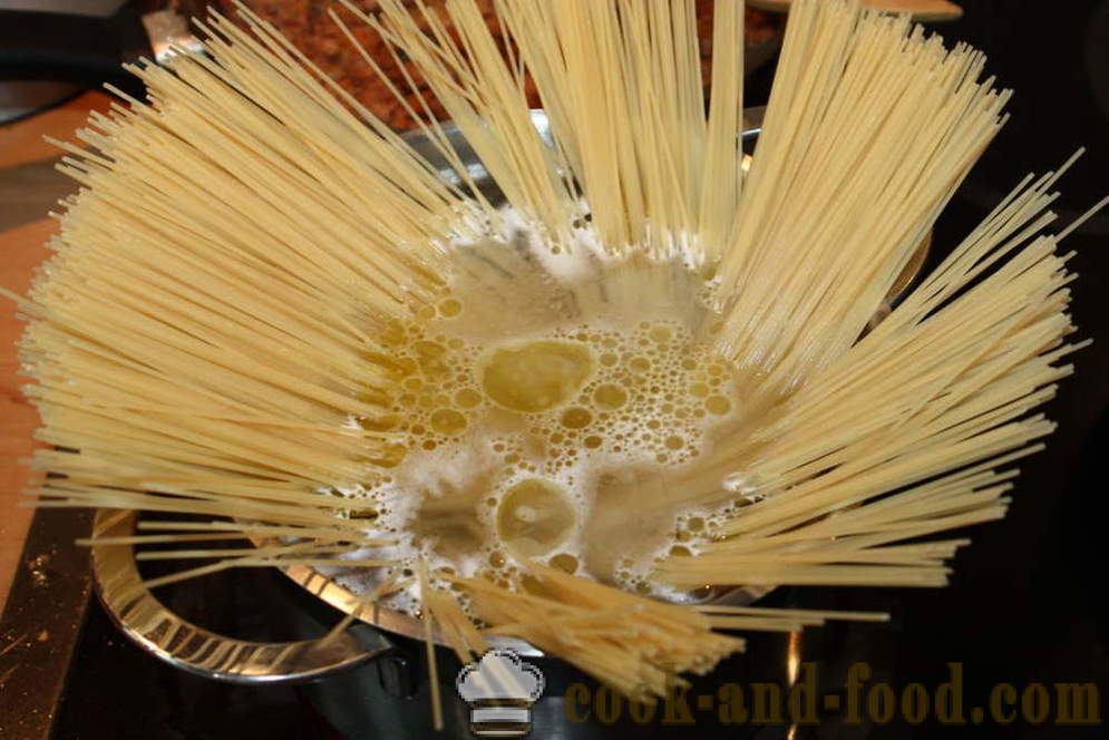 Spaghetti con salsa bolognese - come cucinare gli spaghetti alla bolognese, un passo per passo ricetta foto
