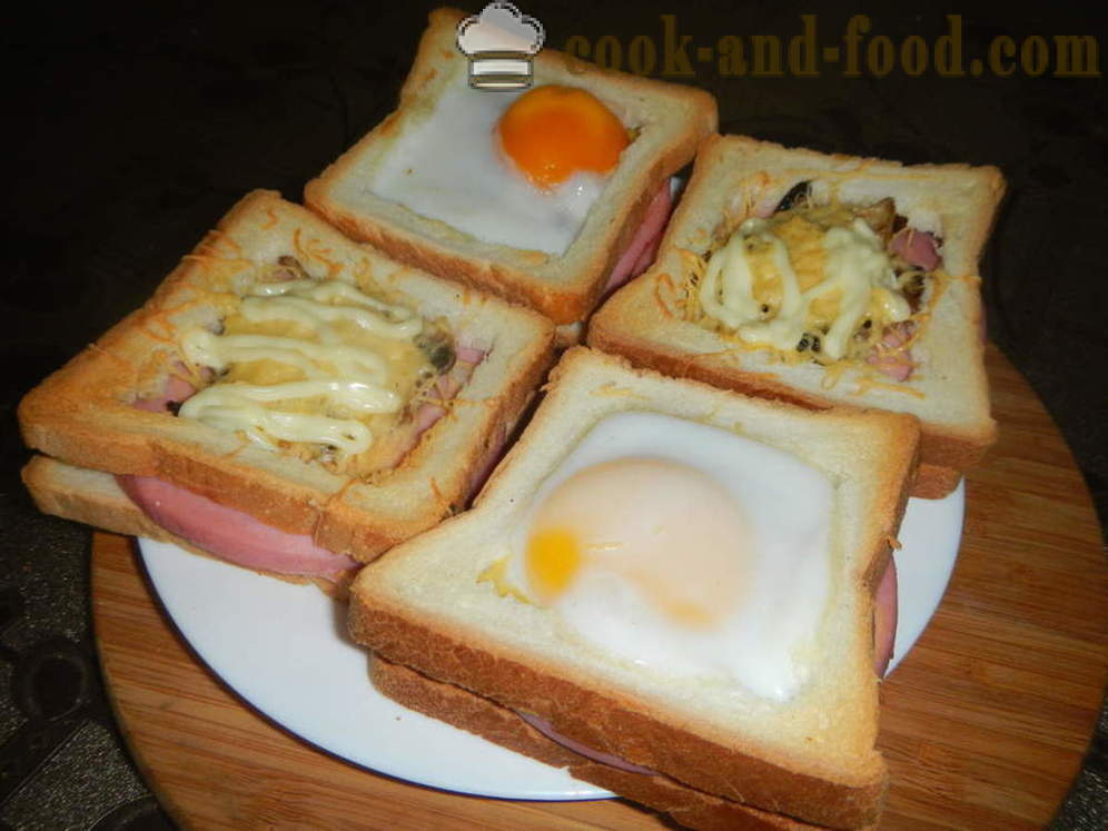 Panini caldi con l'uovo nel forno - come fare un panino caldo con uova, salsiccia e funghi, un passo per passo ricetta foto