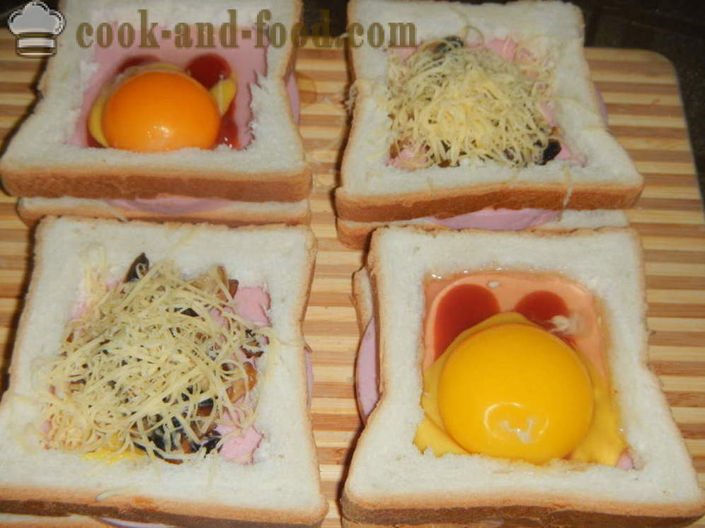 Panini caldi con l'uovo nel forno - come fare un panino caldo con uova, salsiccia e funghi, un passo per passo ricetta foto