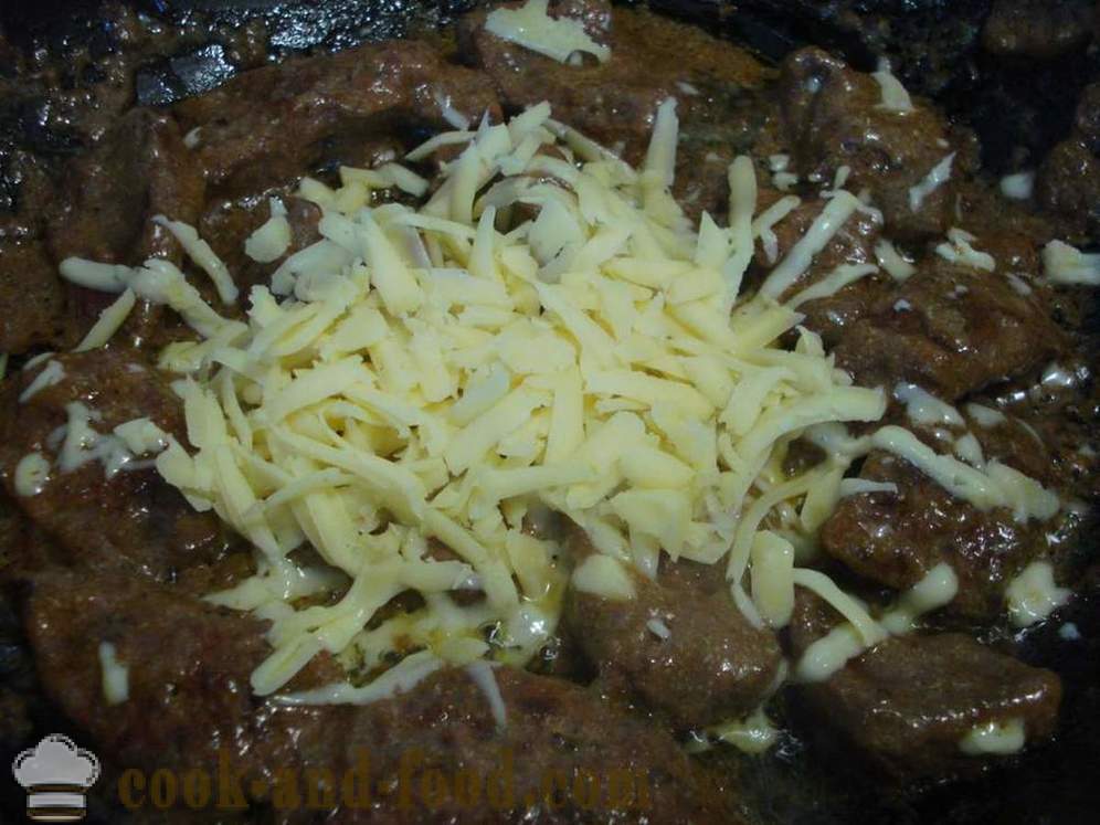 Fegato di manzo brasato in salsa di panna con formaggio - come cucinare il fegato di manzo in panna acida, un passo per passo ricetta foto