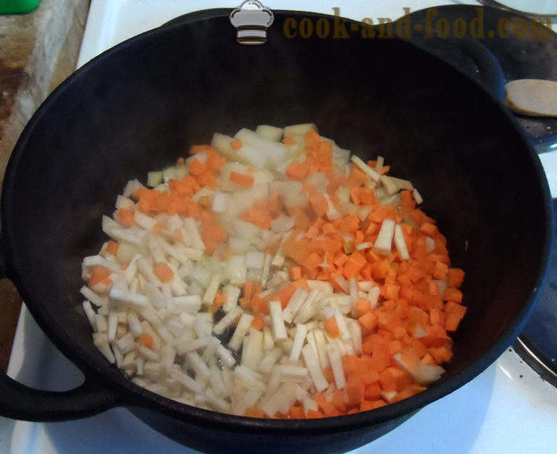 Goulash minestra ungherese - come cucinare la zuppa di gulasch con chipetkami, passo dopo passo ricetta foto