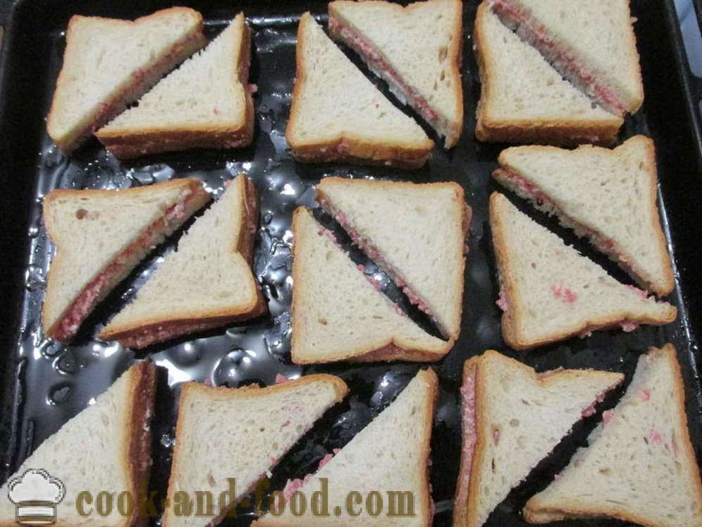 Panini caldi in forno con salsiccia e formaggio - come fare panini caldi in forno, con un passo per passo ricetta foto
