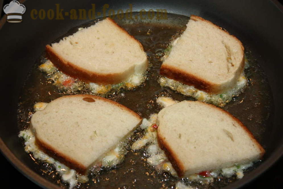 Panini caldi con formaggio e uova - come fare panini caldi in padella, un passo per passo ricetta foto