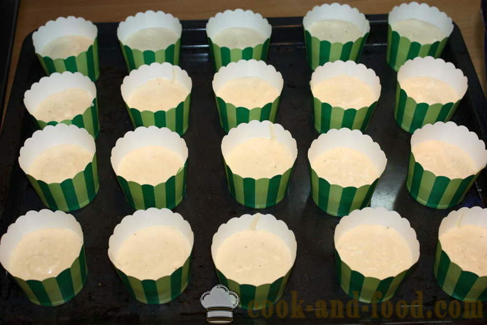 Bigné della vaniglia con crema top-passo dopo passo, a fare cupcakes con crema sulla parte superiore, una ricetta con una foto