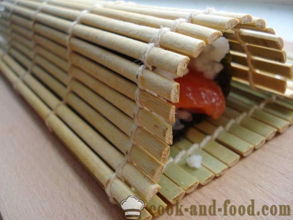 Rulli di sushi con riso e pesce rosso - come cucinare rotolini di sushi a casa, passo dopo passo le foto delle ricette