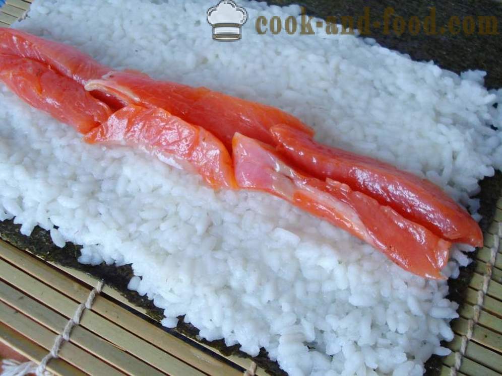 Rulli di sushi con riso e pesce rosso - come cucinare rotolini di sushi a casa, passo dopo passo le foto delle ricette