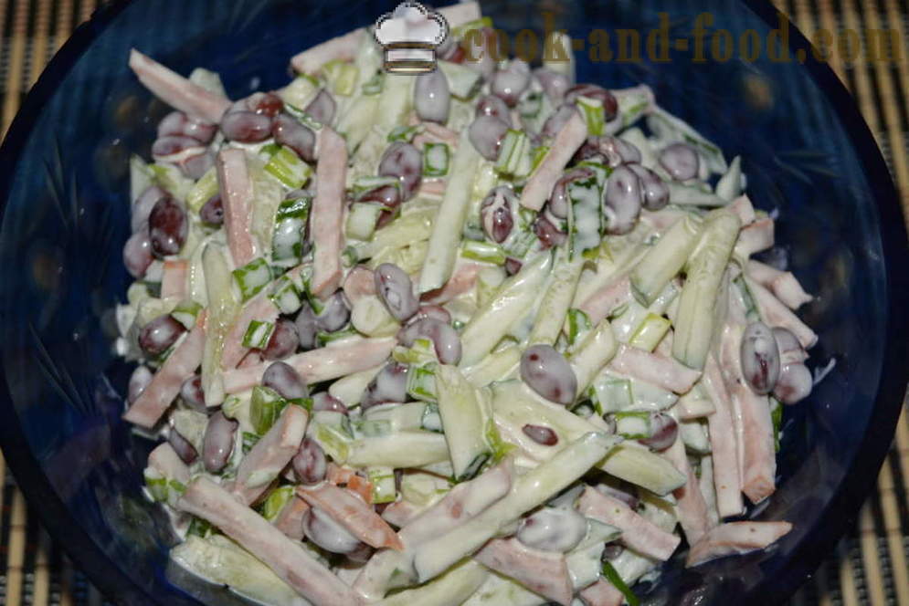 Insalata di fagioli rossi e salsiccia in scatola - Come preparare un'insalata con fagioli e salsiccia affumicata, un passo per passo ricetta foto
