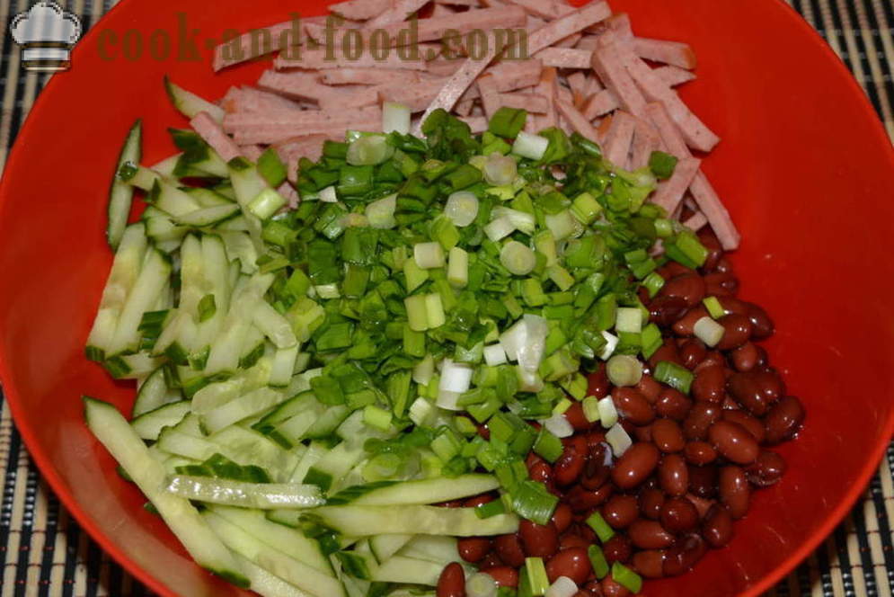 Insalata di fagioli rossi e salsiccia in scatola - Come preparare un'insalata con fagioli e salsiccia affumicata, un passo per passo ricetta foto