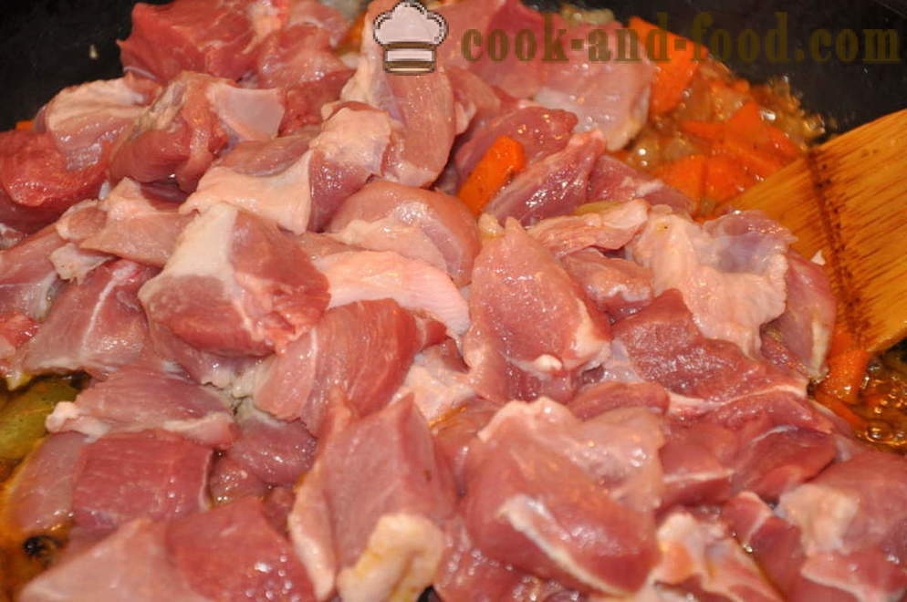 Pilaf pilaf delizioso con carne di maiale in una padella - come cucinare pilaf carne di maiale friabile sul piatto, un passo per passo ricetta foto