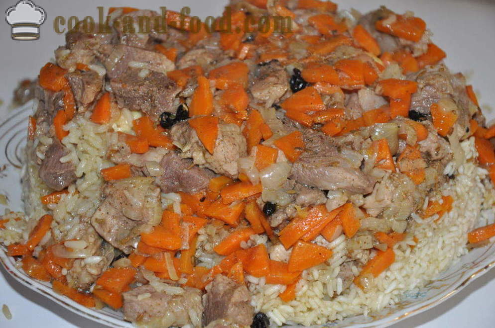 Pilaf pilaf delizioso con carne di maiale in una padella - come cucinare pilaf carne di maiale friabile sul piatto, un passo per passo ricetta foto
