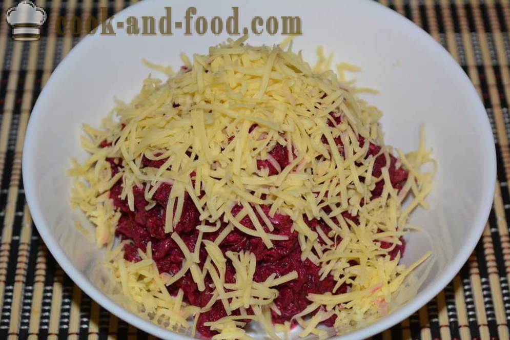 Barbabietole da insalata con aglio e formaggio - come cucinare barbabietole da insalata con aglio e formaggio ricetta con una foto