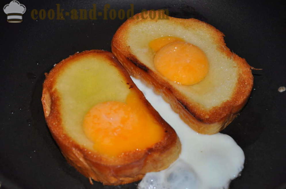 Uova insolite nel pagnotta in padella - come fare un insolito uova, passo dopo passo ricetta foto