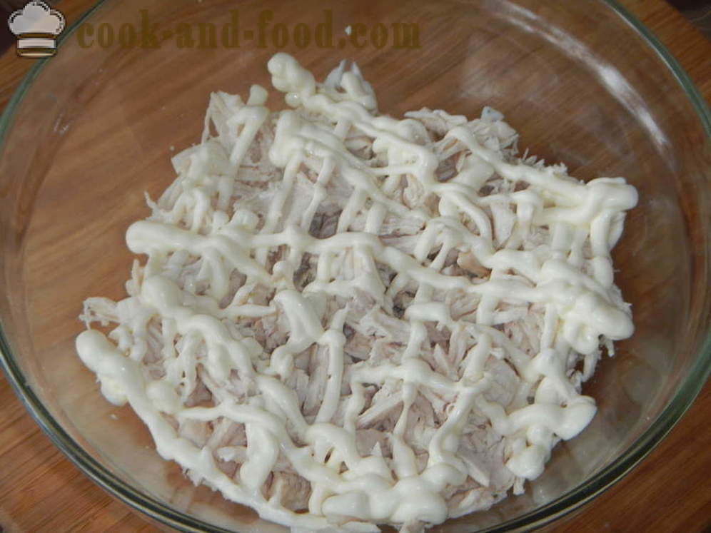 Strati insalata: pollo, funghi, formaggio e uova - come stendere uno strati insalata, un passo per passo ricetta foto