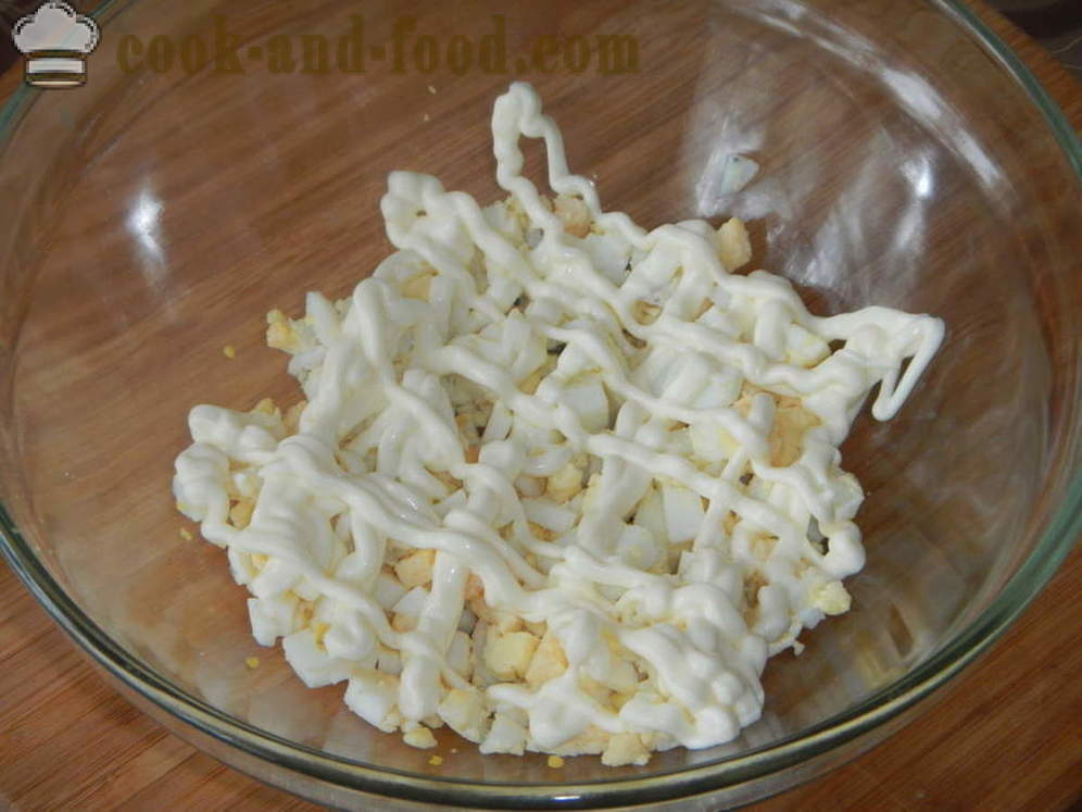 Strati insalata: pollo, funghi, formaggio e uova - come stendere uno strati insalata, un passo per passo ricetta foto