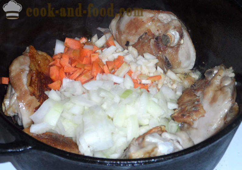 Pollo con funghi in salsa di panna - come cucinare il pollo con salsa di funghi, un passo per passo ricetta foto