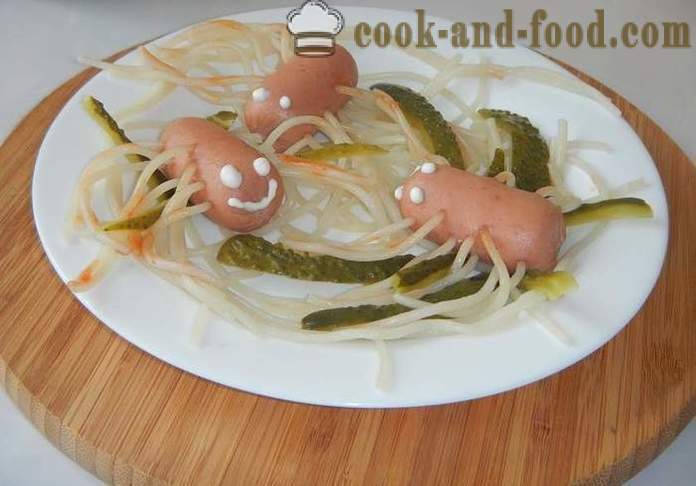 Polpo di salsicce e gli spaghetti - come cucinare gli spaghetti con le salsicce per i bambini, un passo per passo ricetta foto