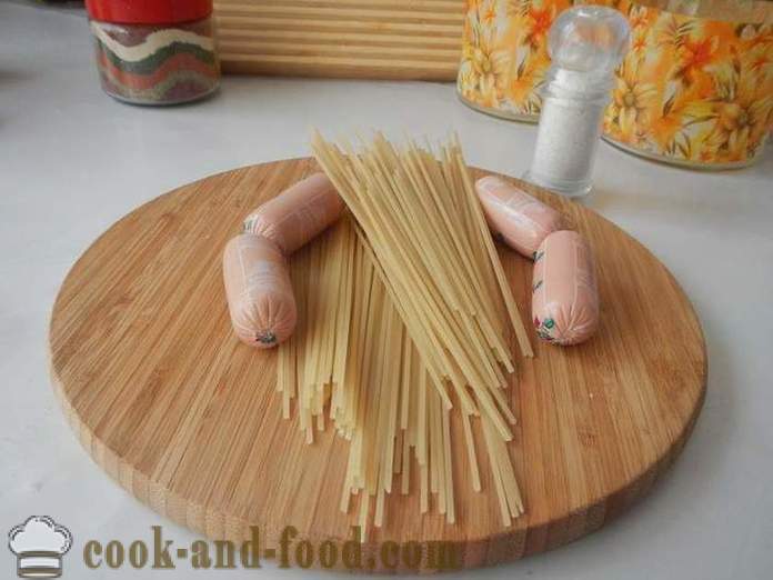 Polpo di salsicce e gli spaghetti - come cucinare gli spaghetti con le salsicce per i bambini, un passo per passo ricetta foto