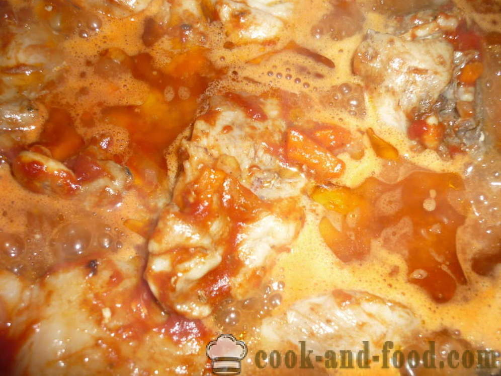 Pollo brasato in salsa di pomodoro - entrambi deliziosi per cucinare stufato di pollo, un passo per passo ricetta foto