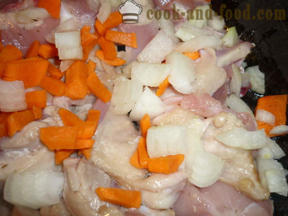 Pollo brasato in salsa di pomodoro - entrambi deliziosi per cucinare stufato di pollo, un passo per passo ricetta foto