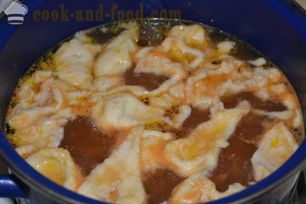 Zuppa di carne con carne e gnocchi di farina e uova - come cucinare la zuppa con carne macinata con le polpette, un passo per passo ricetta foto