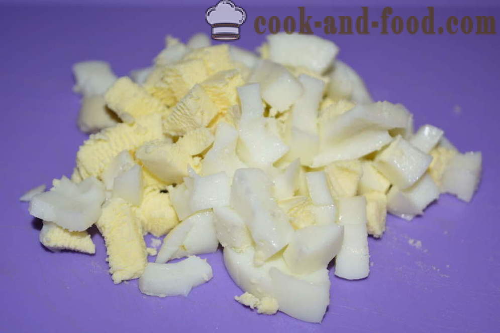 Semplice insalata di cetrioli freschi e pomodori con uova e porri - come cucinare insalata di verdure con maionese, un passo per passo ricetta foto