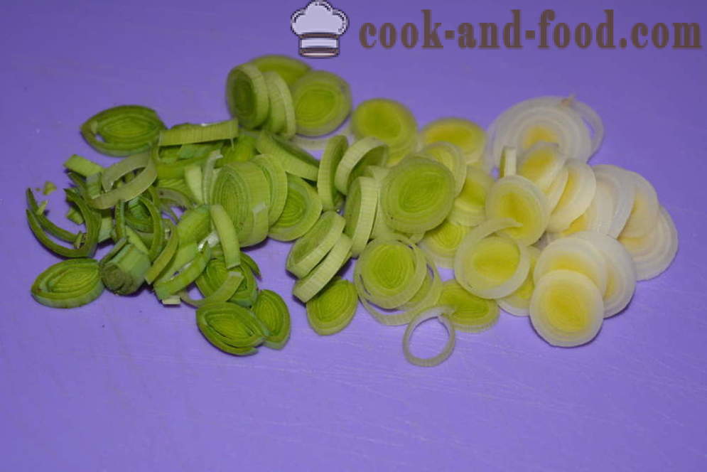 Semplice insalata di cetrioli freschi e pomodori con uova e porri - come cucinare insalata di verdure con maionese, un passo per passo ricetta foto