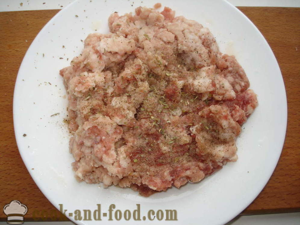 Cavolo ripieno di carne e riso in salsa di pomodoro - come cucinare cavolo ripieno di carne tritata in un tegame, con un passo per passo ricetta foto
