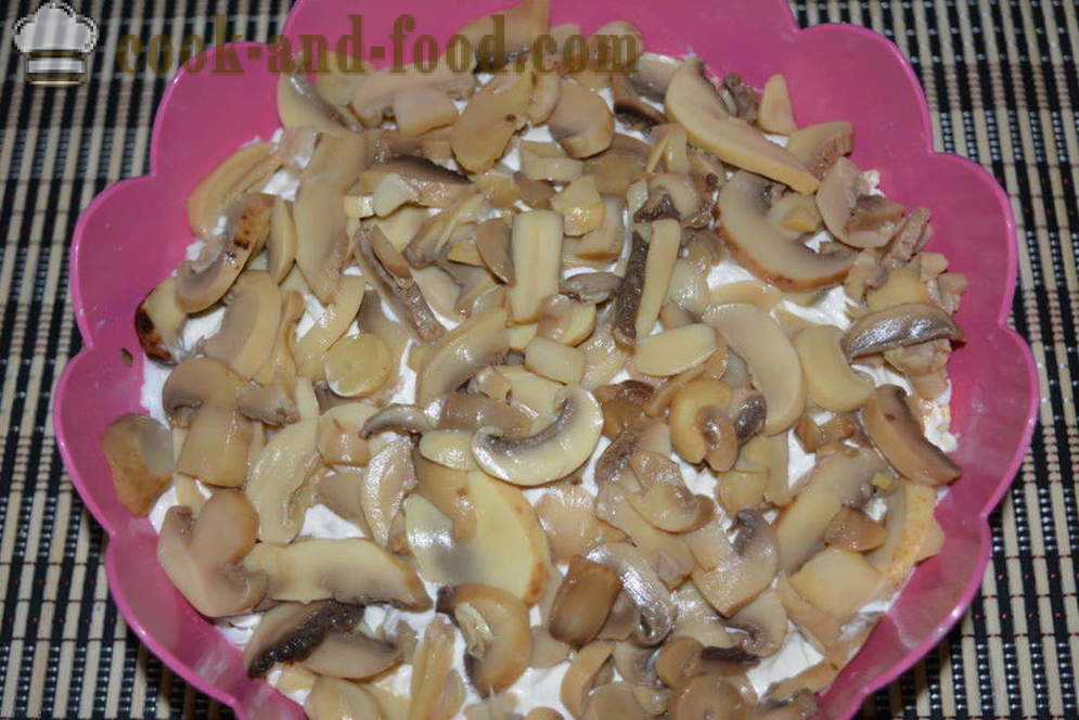 Insalata a strati con pollo e funghi - come cucinare insalata di pollo con funghi a strati, un passo per passo ricetta foto