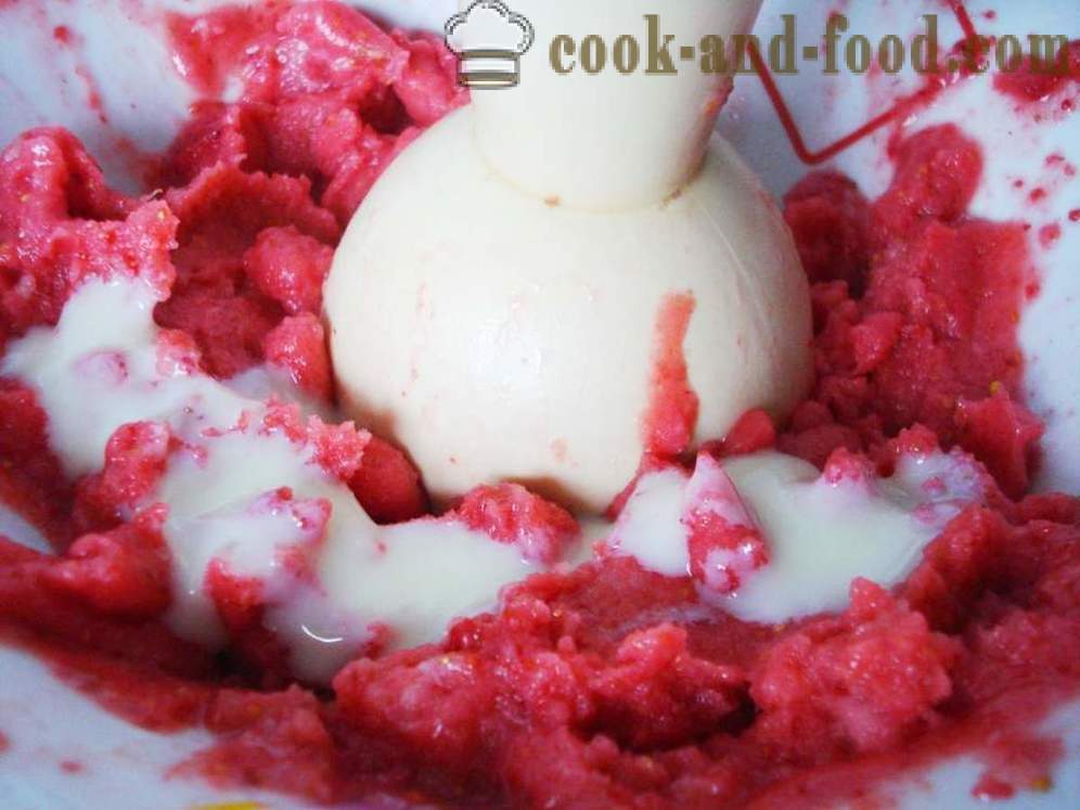 Cremoso gelato alla fragola da frutta congelata e latte condensato - come rendere rapido il gelato fatto in casa con le fragole, un passo per passo ricetta foto