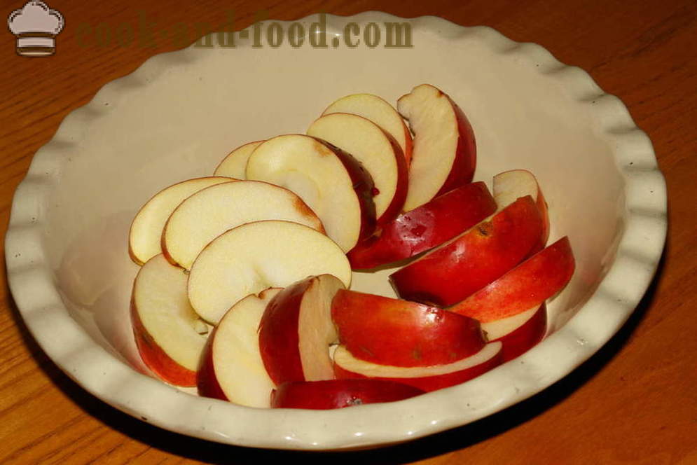 Pan di Spagna con le mele in forno - come cucinare un pan di Spagna con le mele, un passo per passo ricetta foto