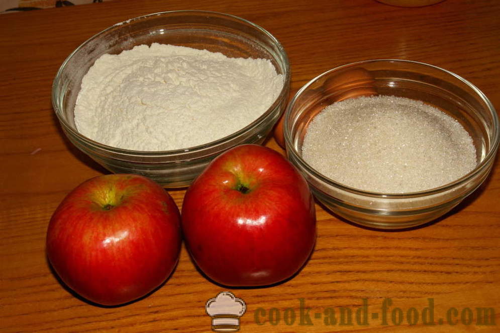 Pan di Spagna con le mele in forno - come cucinare un pan di Spagna con le mele, un passo per passo ricetta foto