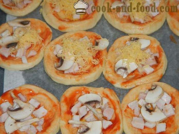 Mini pizze con pasta al forno - come fare una mini-pizza a casa, passo dopo passo ricetta foto