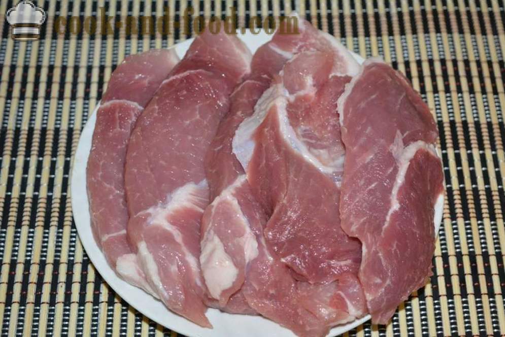 Carne di maiale cotto in forno con funghi e formaggio - come arrosto di maiale al forno, con un passo per passo ricetta foto