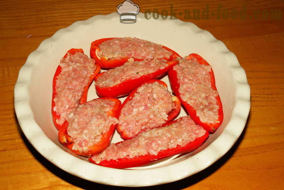 Peperoni ripieni alimentari cotti in forno - come cucinare peperoni ripieni con carne e riso, con un passo per passo ricetta foto