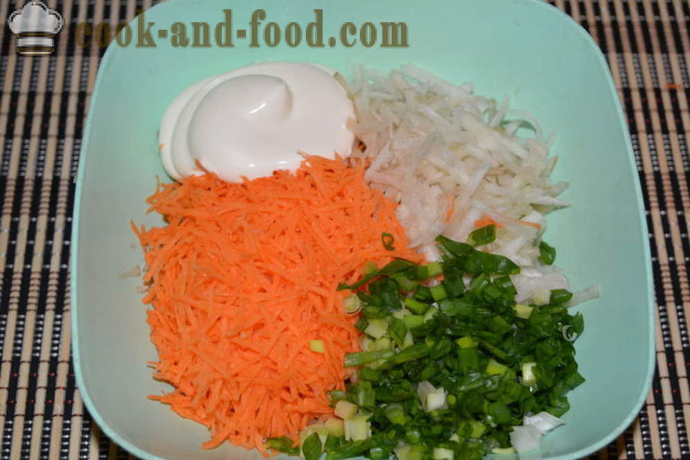 Insalata saporita di carciofo e le carote e le cipolle verdi - come preparare un'insalata di carciofi e carote ricetta con una foto