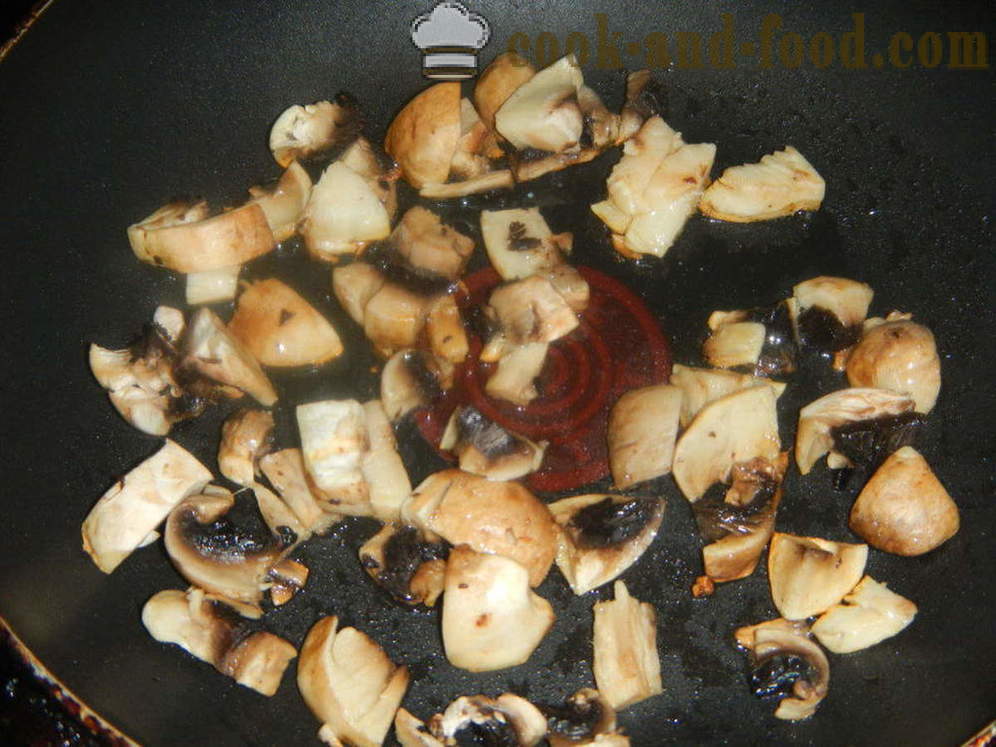 Uova strapazzate con funghi e formaggio in una padella - come cucinare uova strapazzate con panna acida, un passo per passo ricetta foto