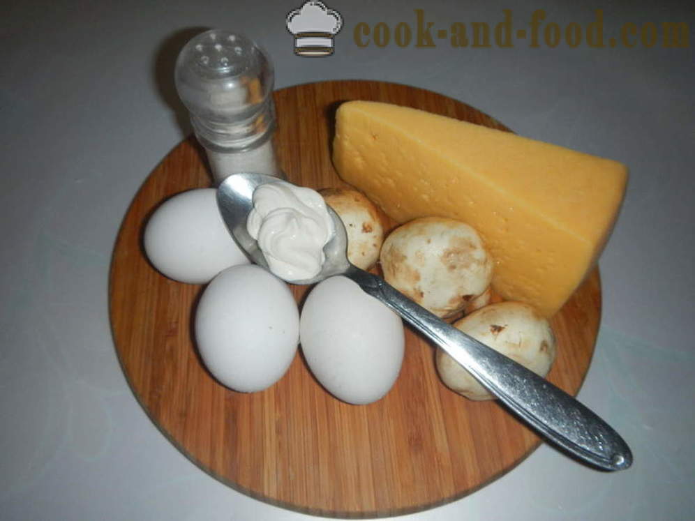 Uova strapazzate con funghi e formaggio in una padella - come cucinare uova strapazzate con panna acida, un passo per passo ricetta foto