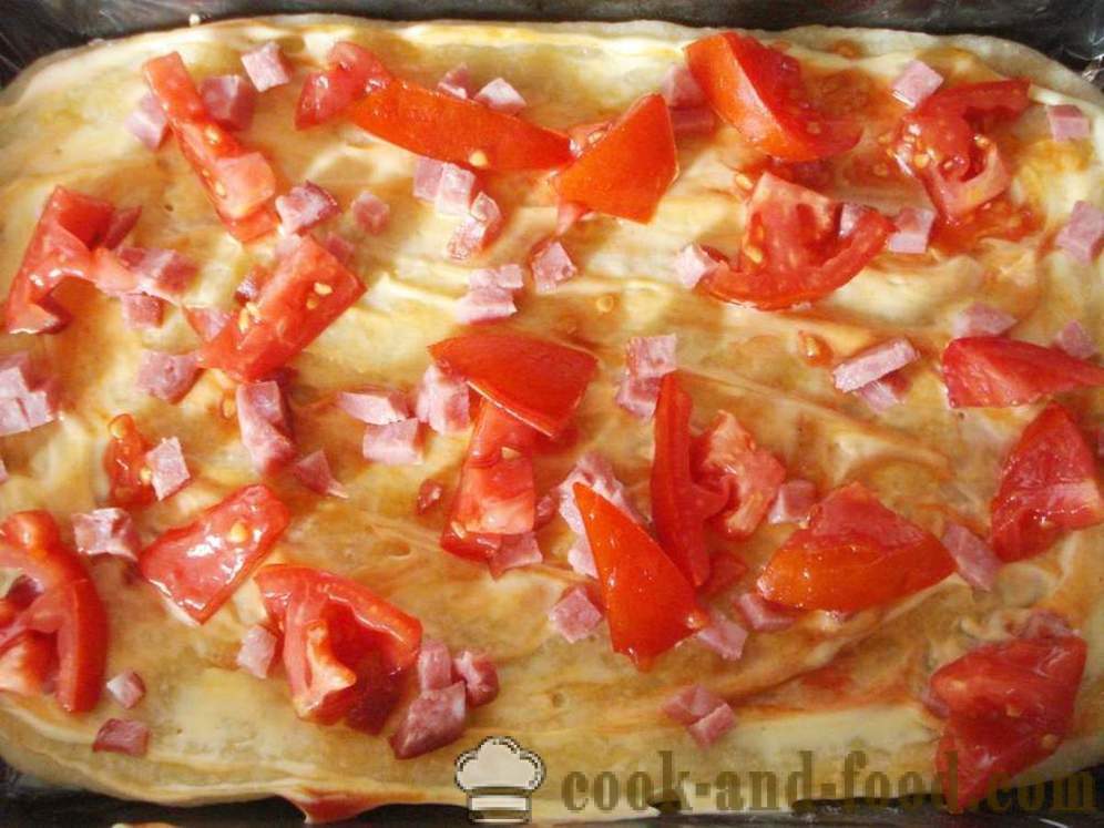 Pizza dalla pasta lievitata finita nel forno - come fare una pizza con salsiccia a casa, passo dopo passo ricetta foto