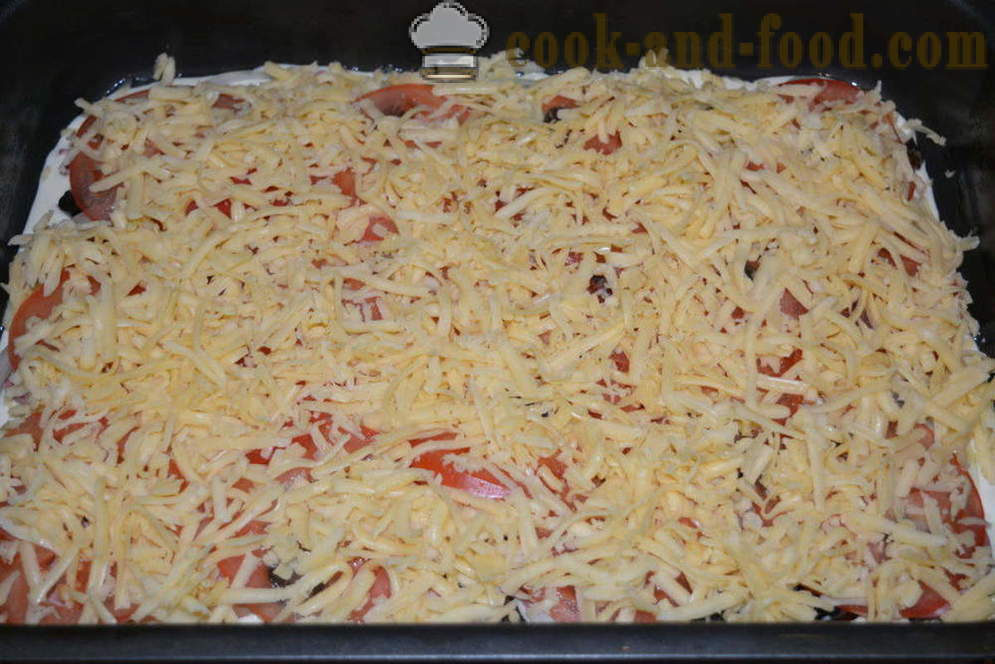 La pizza veloce con panna acida e salsa di maionese con salsiccia e funghi - come cucinare una pizza a casa nel forno, con un passo per passo ricetta foto