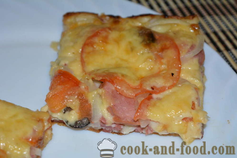 La pizza veloce con panna acida e salsa di maionese con salsiccia e funghi - come cucinare una pizza a casa nel forno, con un passo per passo ricetta foto
