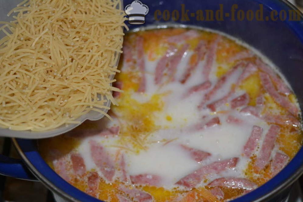 Zuppa di formaggio con formaggio fuso, pasta e salsiccia - come cucinare zuppa di formaggio con formaggio fuso, un passo per passo ricetta foto