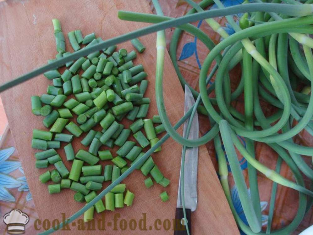 Frecce dell'aglio in maionese o insalata insolito di frecce aglio - come cucinare un delizioso frecce d'aglio, un passo per passo ricetta foto