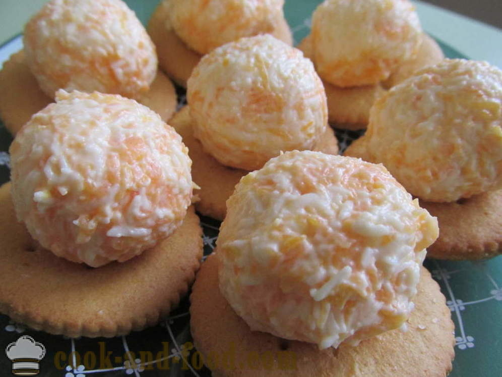 Spuntino originale su cracker: crema di formaggio, aglio, maionese e carota - come fare formaggio antipasto, un passo per passo ricetta foto