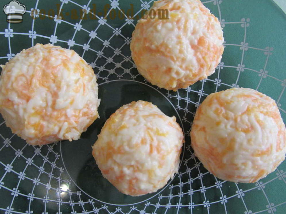 Spuntino originale su cracker: crema di formaggio, aglio, maionese e carota - come fare formaggio antipasto, un passo per passo ricetta foto